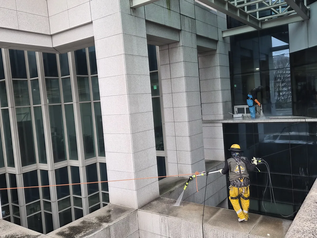 신안군 안좌면 상가건물 옥상 파라펫 장비 주변 정밀 위생청소 사례 - 행진크린
