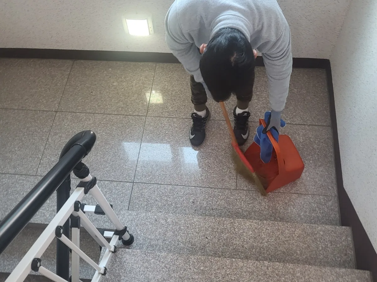 신안군 안좌면 빌라 공동현관 장비 주변 정밀 위생청소 사례 - 행진크린