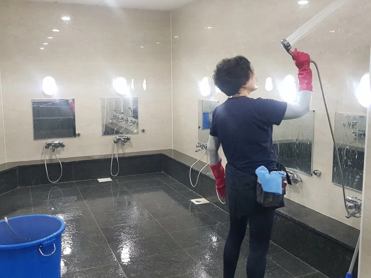 담양군 무정면 목욕탕 탈의실·파우더룸 바닥 위생청소 사례 - 행진크린